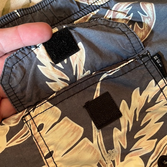 TOMMY BAHAMA Size Large Swim Trunks Hawaiian Hibiscus Flower PalmLeaf  Suble Hue - Picture 16 of 16